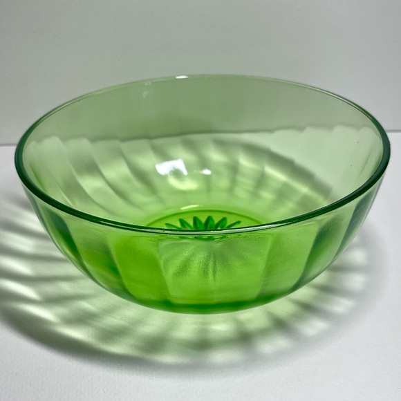 ✨Vintage Uranium Glass Bowl – Starburst Design, Glows Brilliantly ✨ - Picture 3 of 17